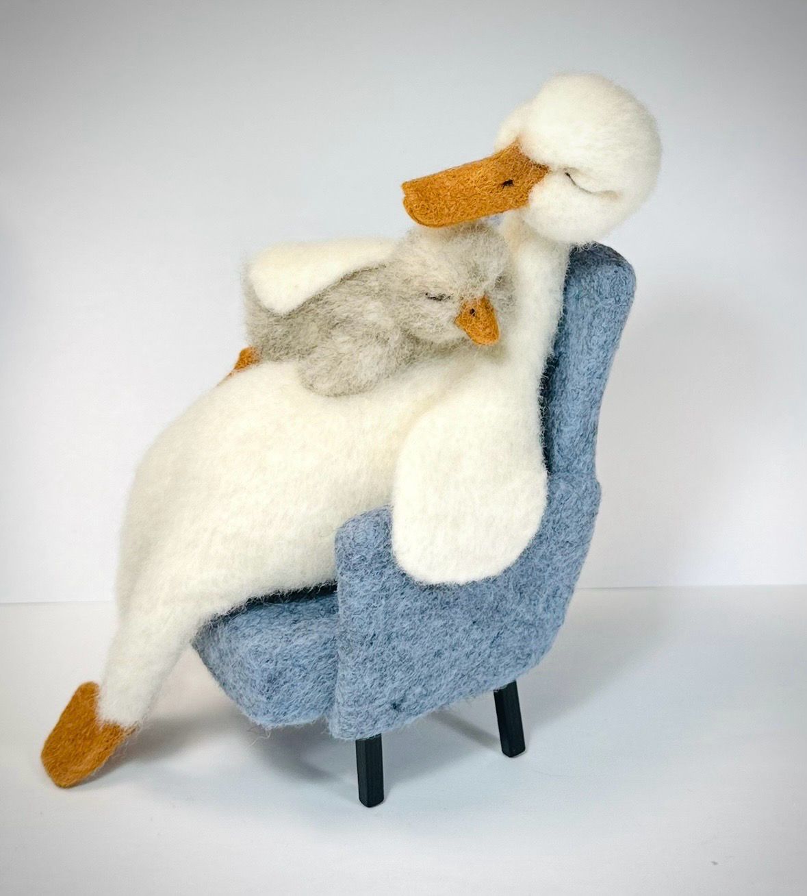 Morskjærlighet,sittende i go stolen 19cm