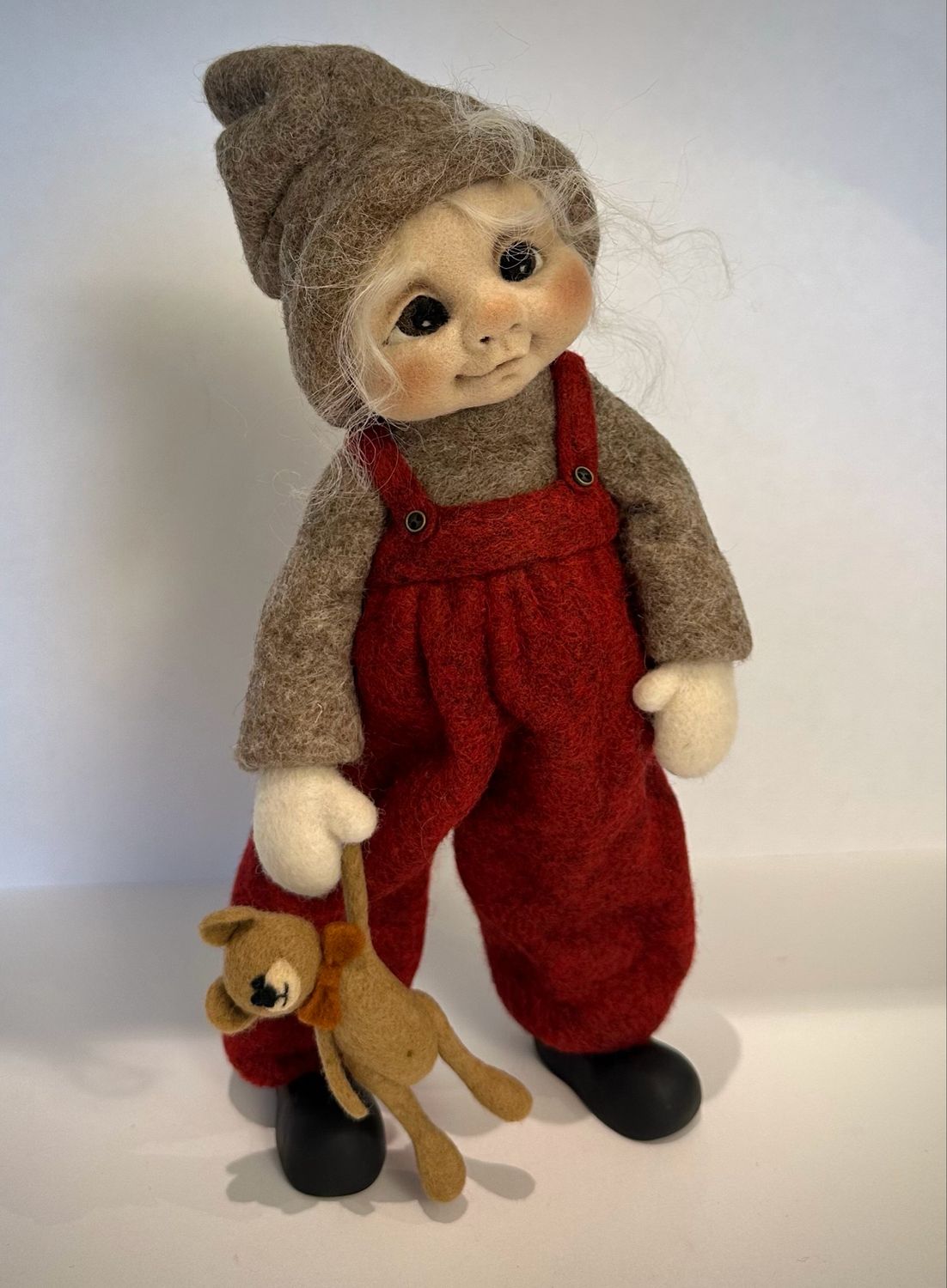 Fjøsnisse-jenta Vårin med bamsen Teddy 25cm