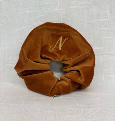 Scrunchie in velluto “N”