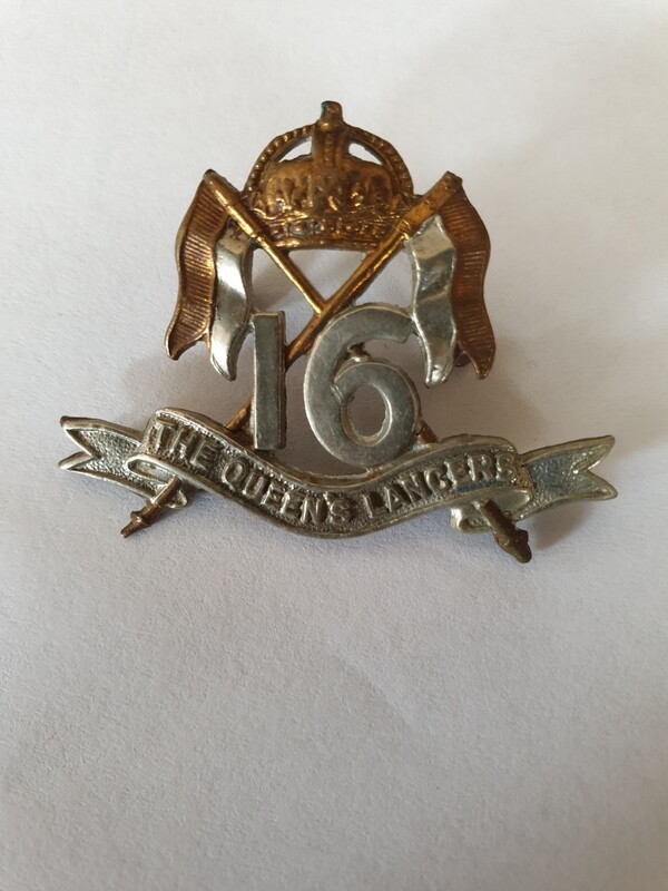WW1 16TH THE QUEENS LANCERS REGIMENT MILITARY HAT/CAP BADGE