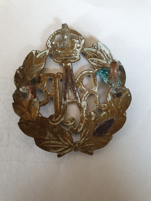 WW11 RAF ROYAL AIR FORCE MILITARY CAP/HAT BADGE