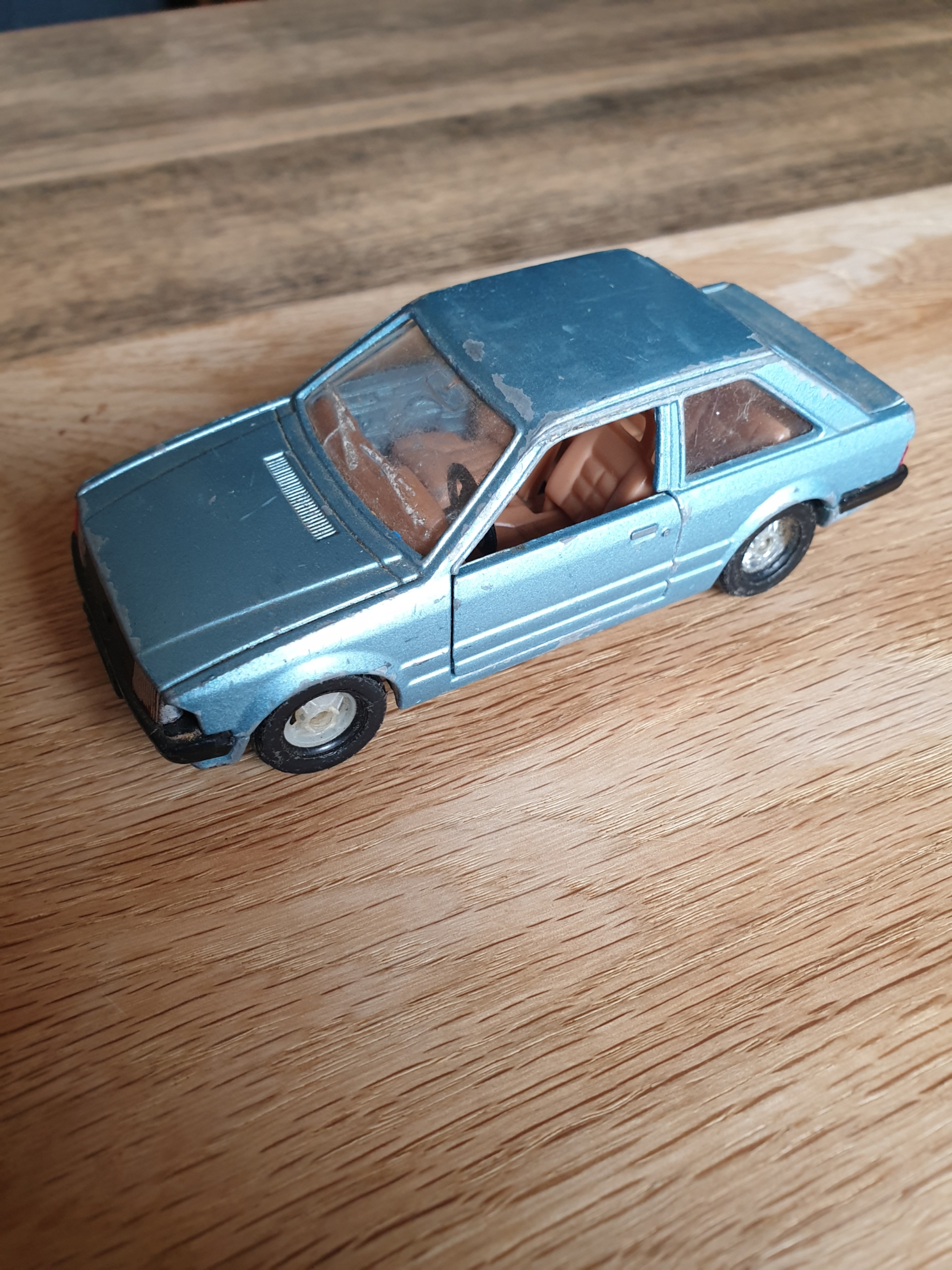 CORGI FORD ESCORT 1.3 GL DIE CAST CAR Store The Funky Pickers