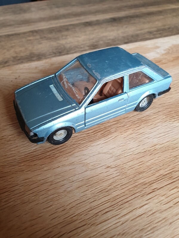 CORGI FORD ESCORT 1.3 GL DIE CAST CAR
