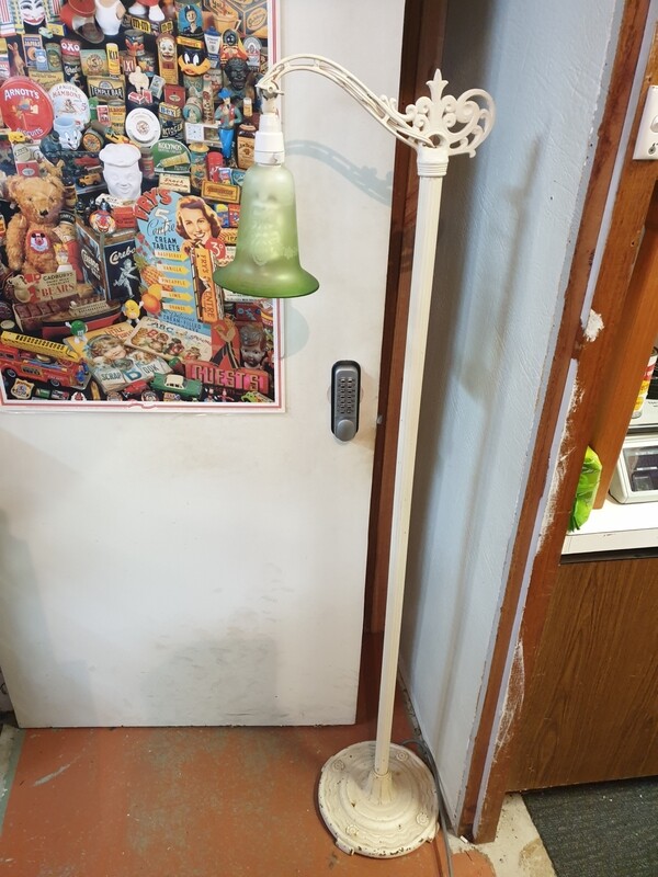 VINTAGE CAST IRON FLOOR LAMP