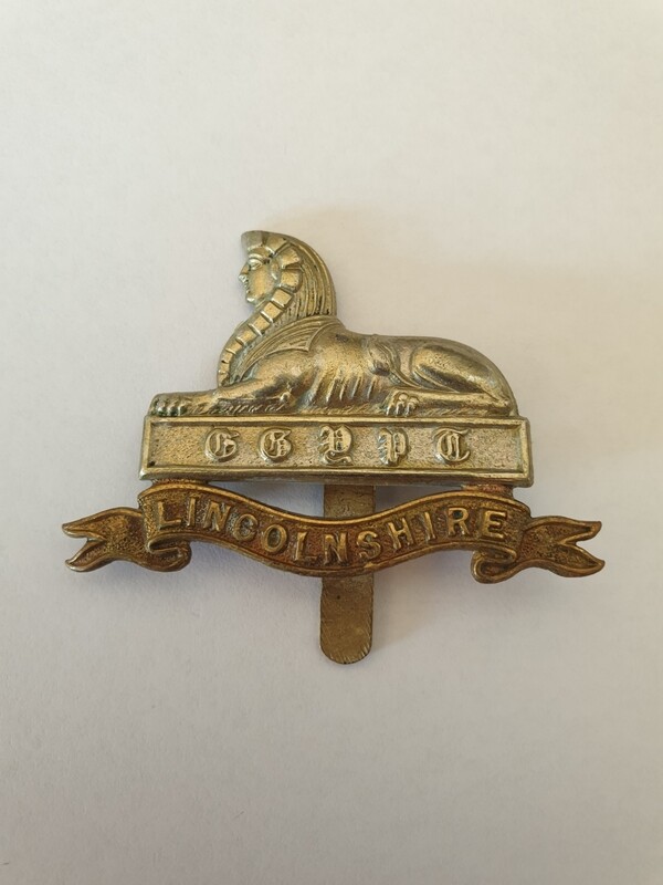 WW1 LINCOLNSHIRE REGIMENT HAT BADGE WITH SLIDER