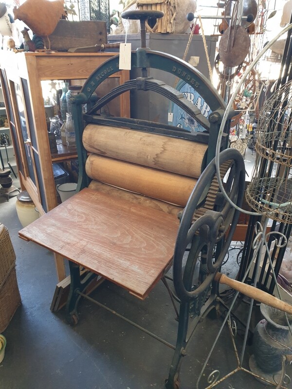 ANTIQUE CIRCA 1800,S CAST IRON CLOTHES WRINGER MANGLE