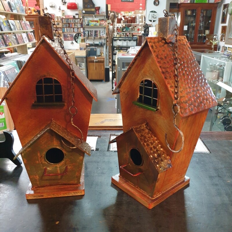 HANGING METAL BIRDHOUSE
