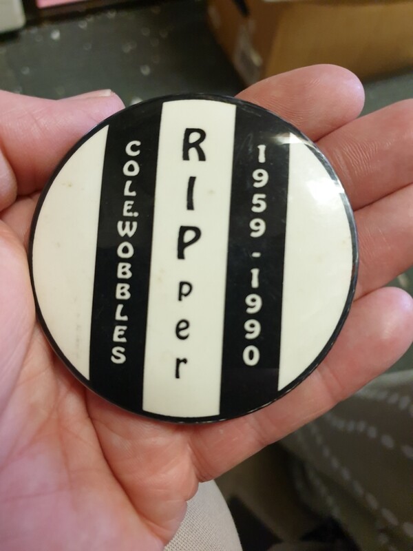 COLLINGWOOD COLE.WOBBLES RIPper VINTAGE METAL BADGE