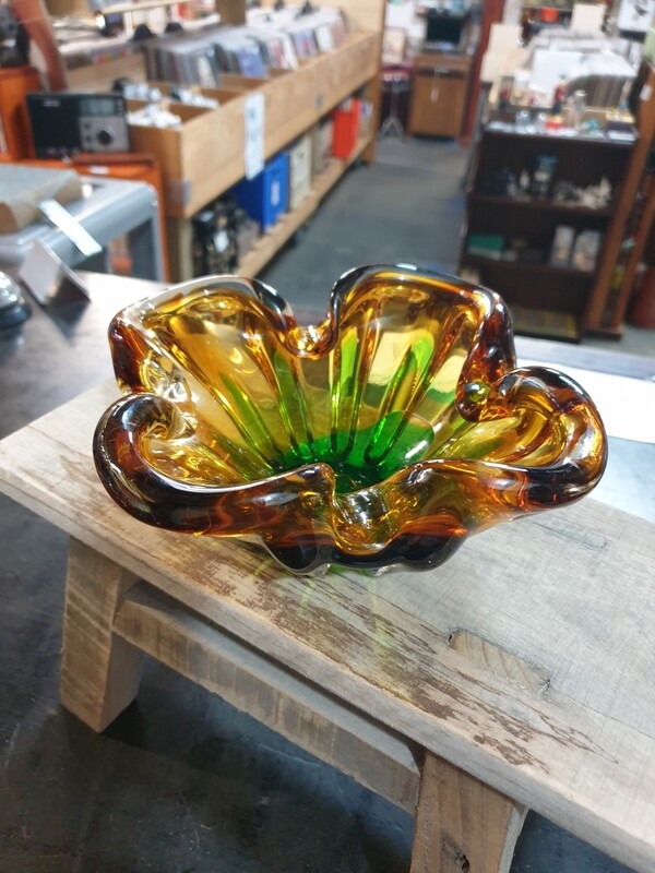 ART GLASS  HEAVY ASH TRAY BOWL