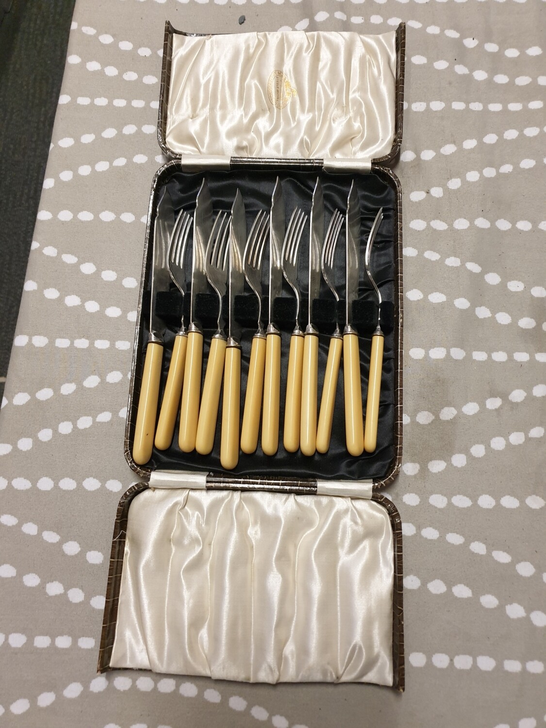 SET 12 FAUX BONE HANDLED FISH KNIVES & FORKS SINGLETON & PRIESTMAN SHEFFIELD