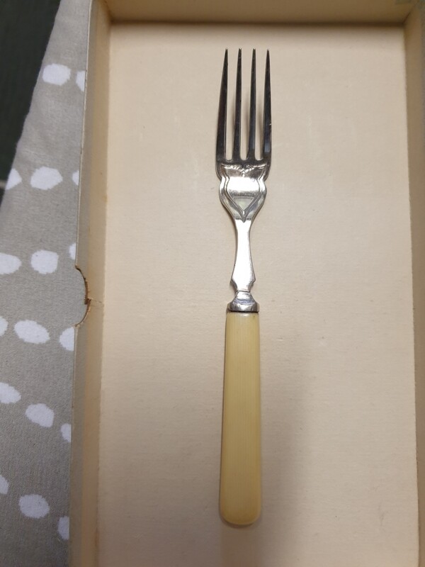 SET 6 FAUX BONE HANDLED FORKS