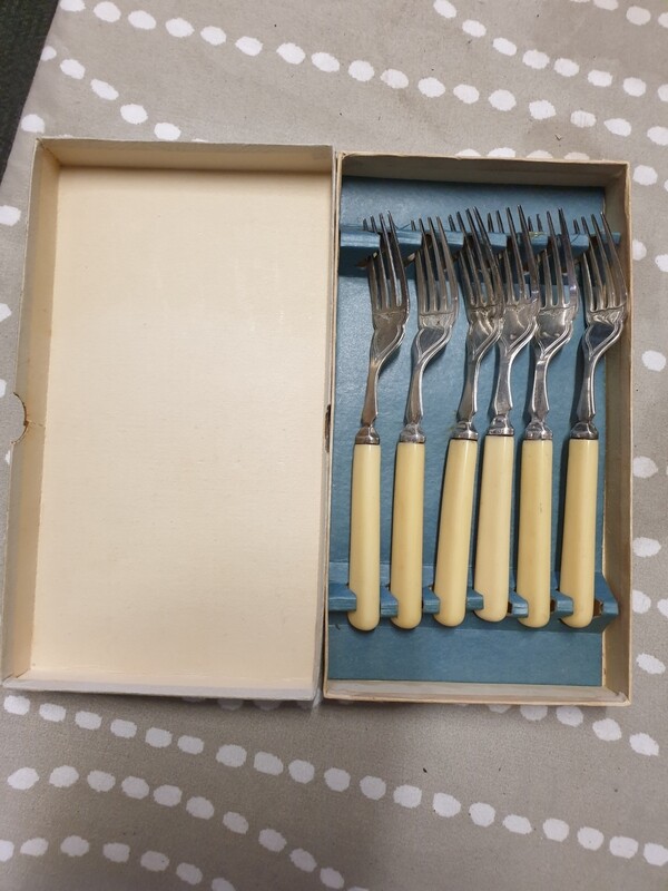 SET 6 FAUX BONE HANDLED FORKS