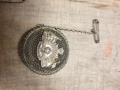AUSTRALIAN COMMONWEALTH MILITARY FORCES RISING SUN STERLING SILVER BROOCH AND CHAIN