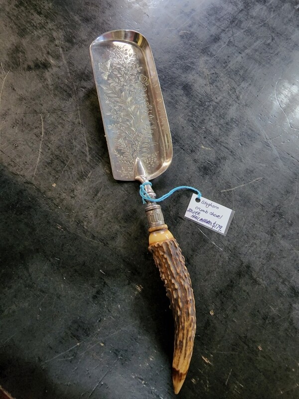 VINTAGE SILVER STAGHORN HANDLED CRUMB SHOVEL HALLMARKED