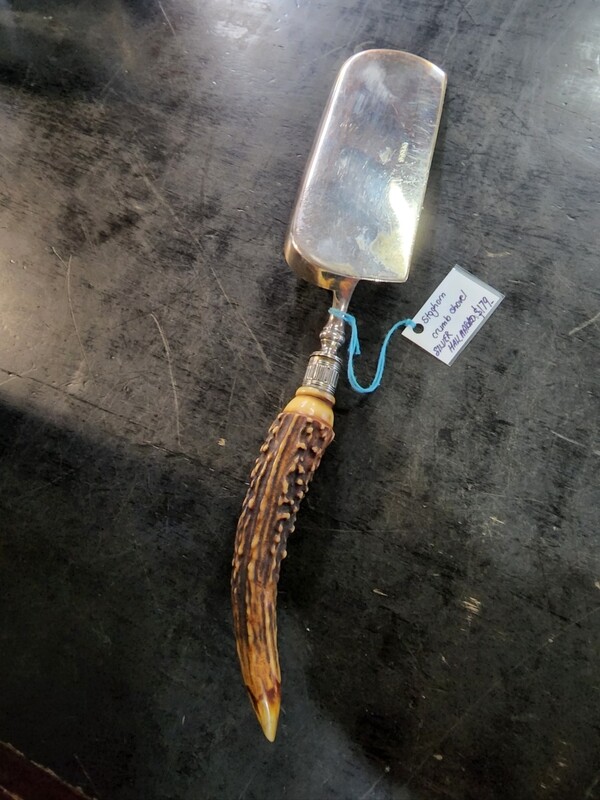 VINTAGE SILVER STAGHORN HANDLED CRUMB SHOVEL HALLMARKED