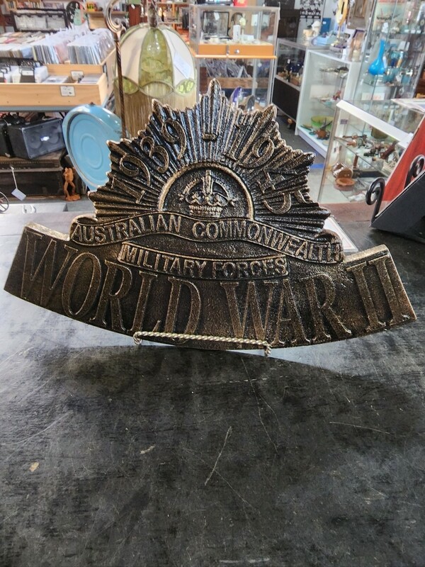 AUSTRALIAN COMMONWEALTH MILITARY FORCES WORLD WAR 2 CAST IRON WALL MOUNTED PLAQUE