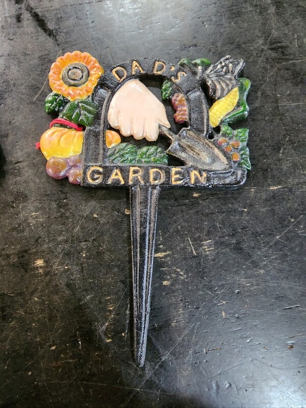 DADS GARDEN CAST IRON GARDEN STAKE SIGN