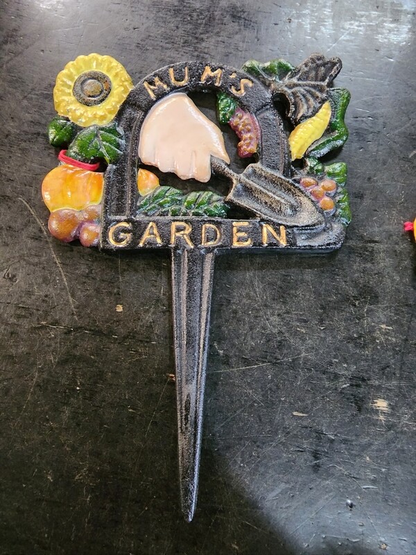 MUMS GARDEN CAST IRON STAKE SIGN