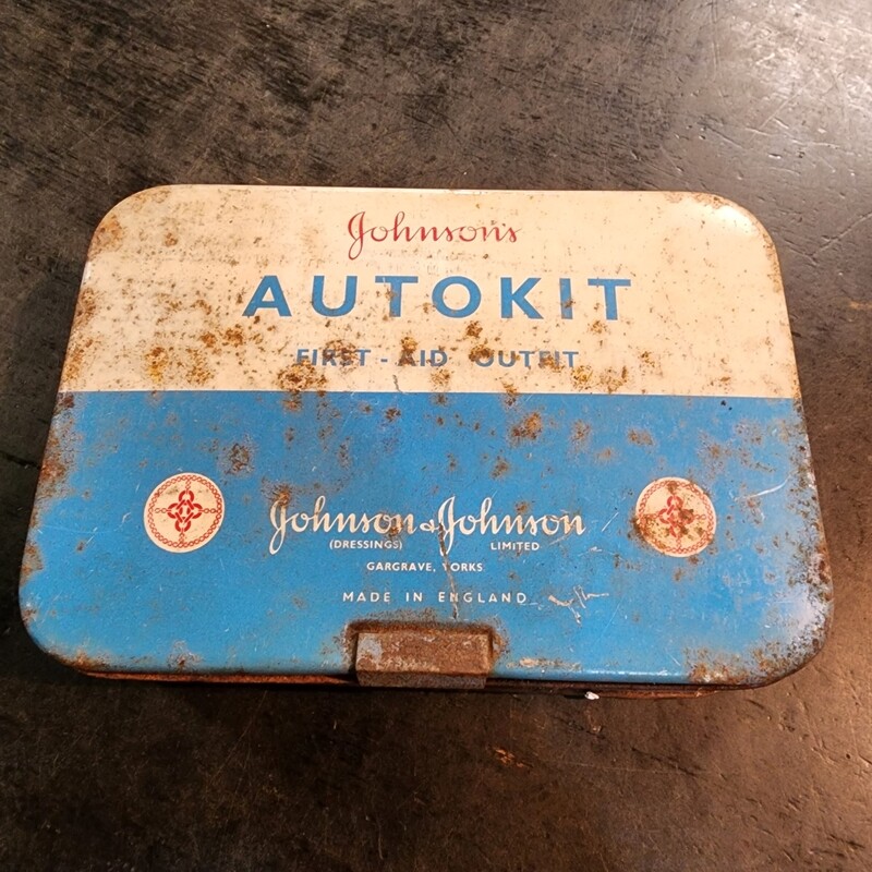 JOHNSON & JOHNSON AUTOKIT FIRST AID OUTFIT