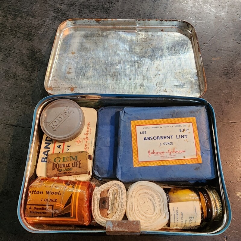 JOHNSON & JOHNSON AUTOKIT FIRST AID OUTFIT
