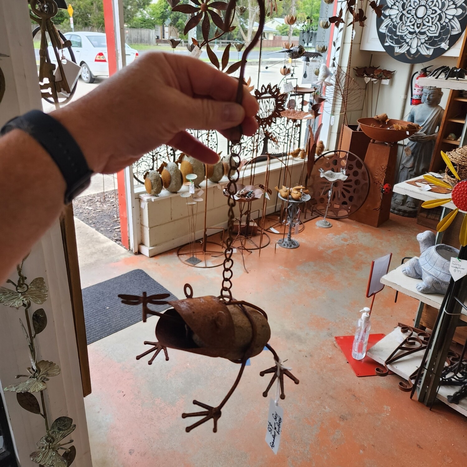 HANGING STONE/METAL FROG WITH DRAGONFLY