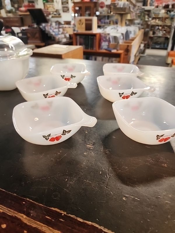 PYREX SET 6 RAMEKINS STRAWBERRIES AS NEW