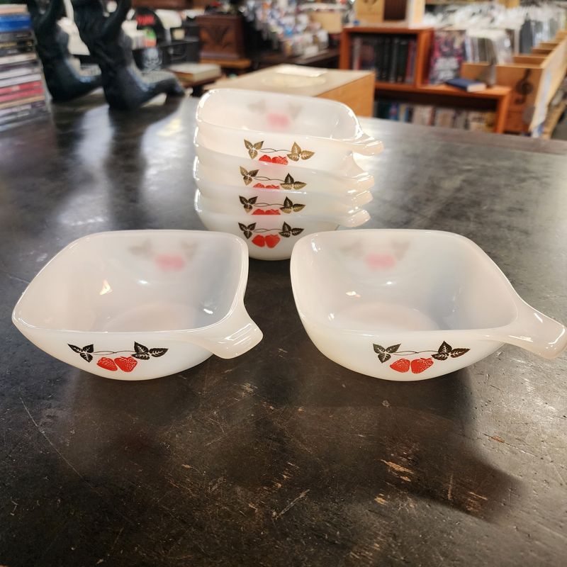 PYREX SET 6 RAMEKINS STRAWBERRIES AS NEW