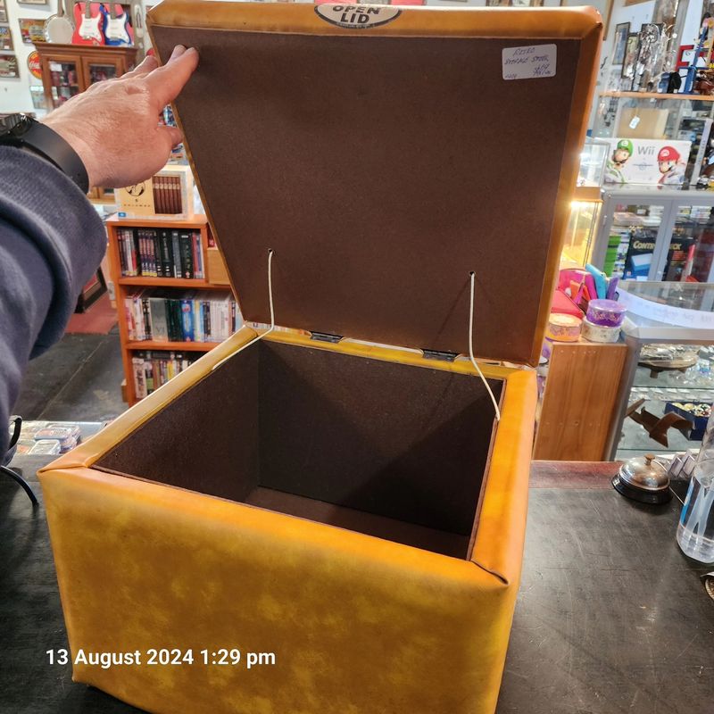 RETRO STORAGE STOOL