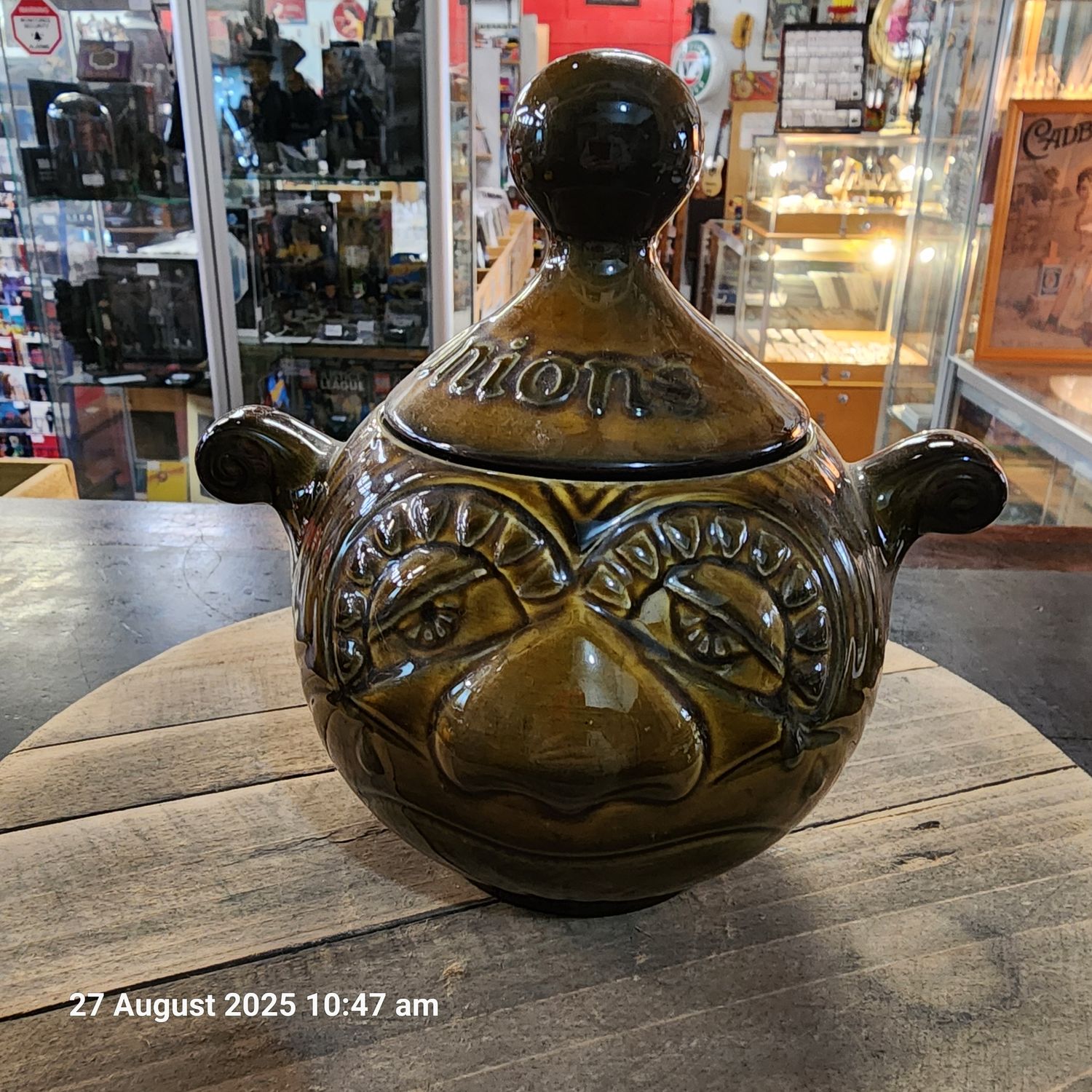 CERAMIC ONION POT WITH LID MADE IN ENGLAND