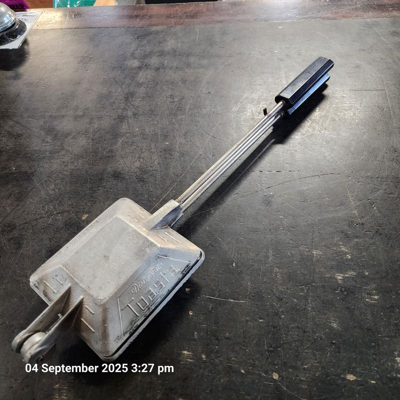 DISTINCTIVE TOASTA IRON