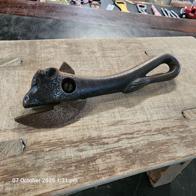 CAST IRON WW1  BULLY BEEF CAN OPENER