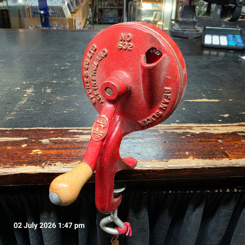 SPONG BEAN SLICER VINTAGE RED SPONG BEAN SLICER VINTAGE RED