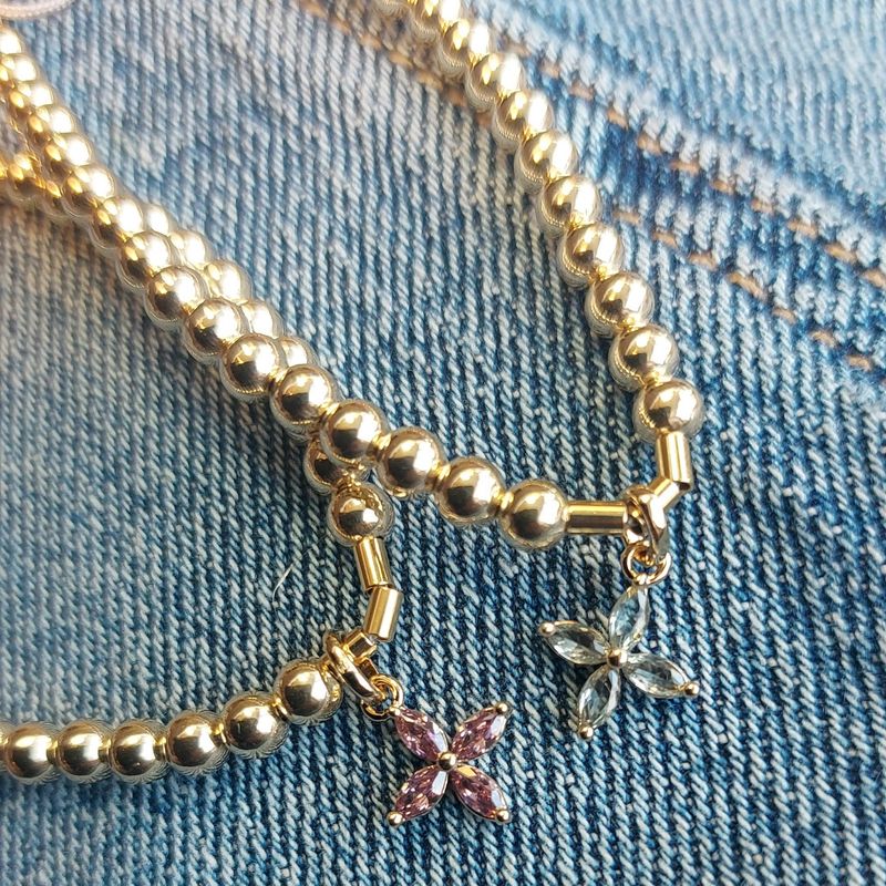 D-ZIJNS ARMBAND KLAVER ROZE 4MM BALLETJES