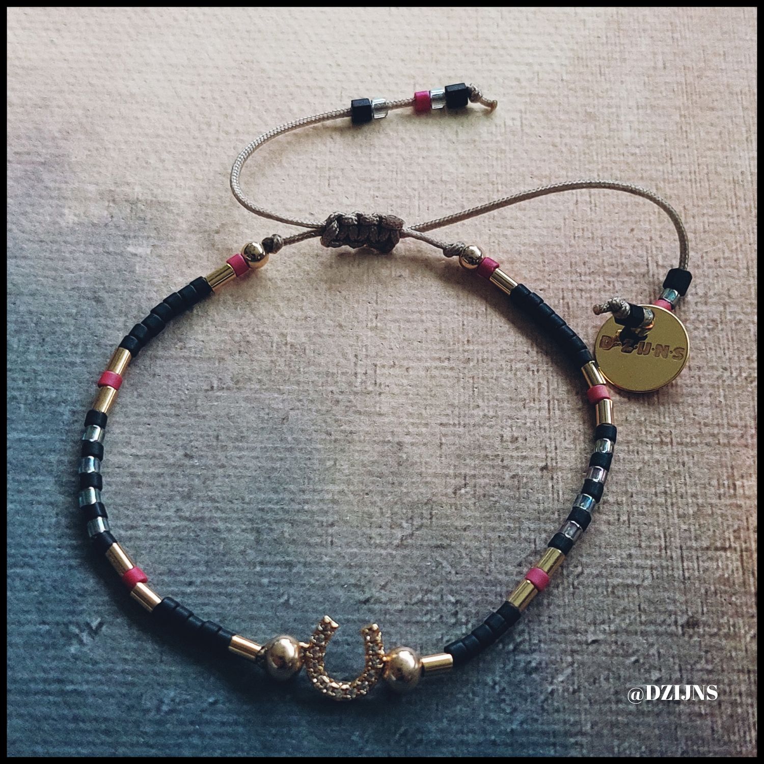 D-ZIJNS ARMBAND HOEFIJZERS BUR