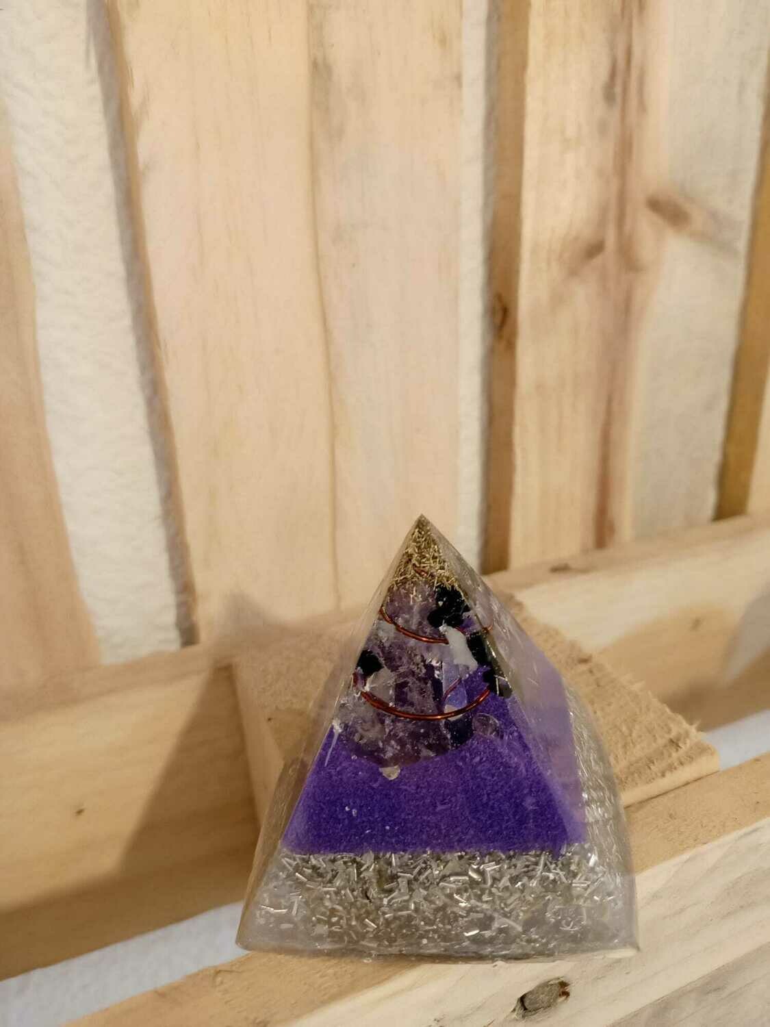 PIRÁMIDE ORGONITA MEDIANA COLOR VIOLETA