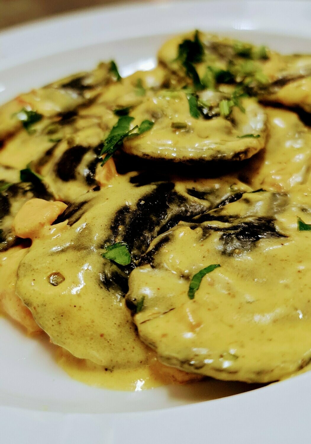 Ravioli noirs de Homard, sauce au