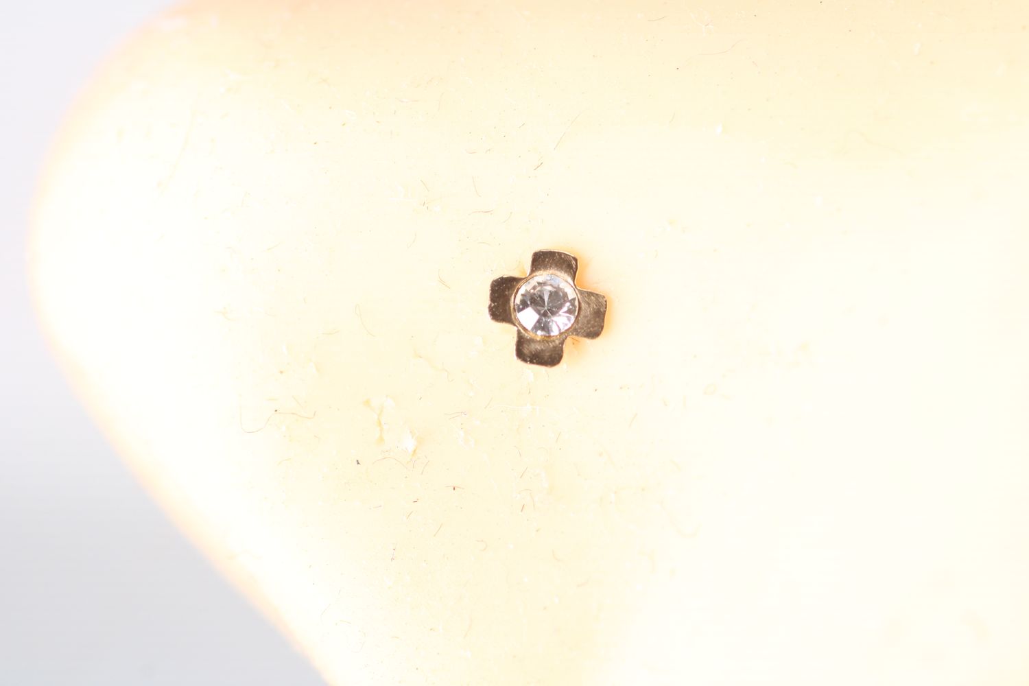 9kt.Gold Mini Crystal Flower Nose Pin Piercing 22g New