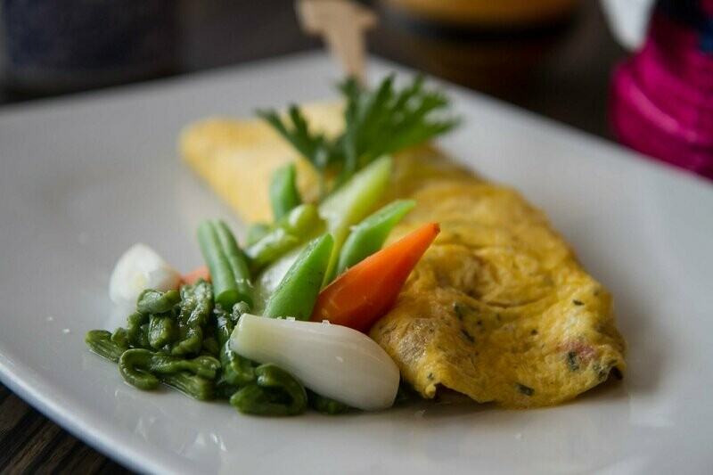 Omelette de espinacas con queso de cabra y panela