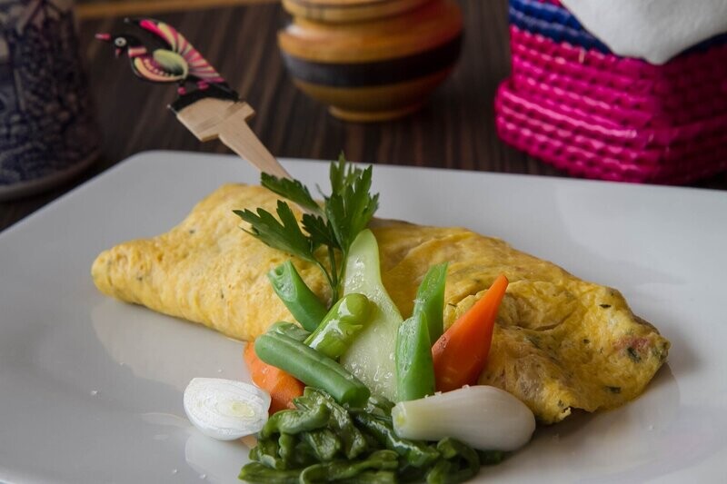 Omelette de jamón de cerdo o pavo con queso edam