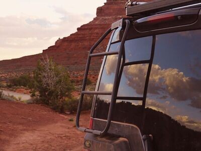 Land Rover Discovery LR3 / LR4 Ladder - by Front Runner