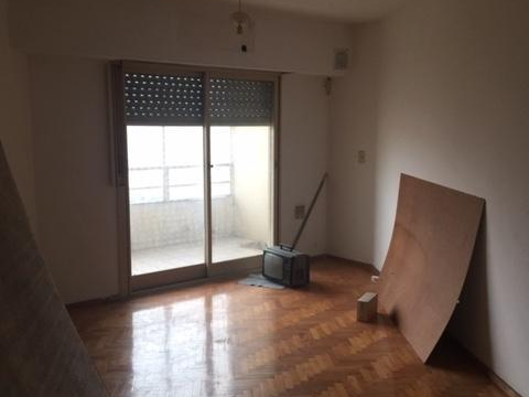 Departamento de 3 ambientes al frente con balcón
