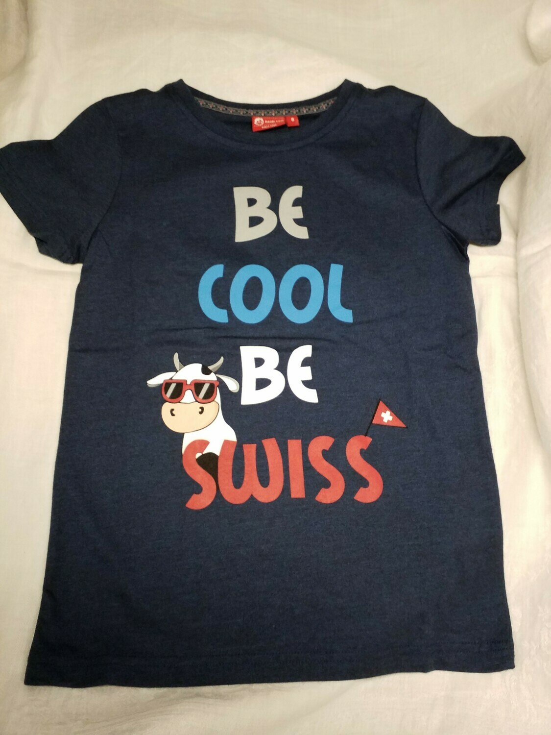 T-shirt marine imprimé Be Cool Be Swiss avec vache et drapeau Suisse