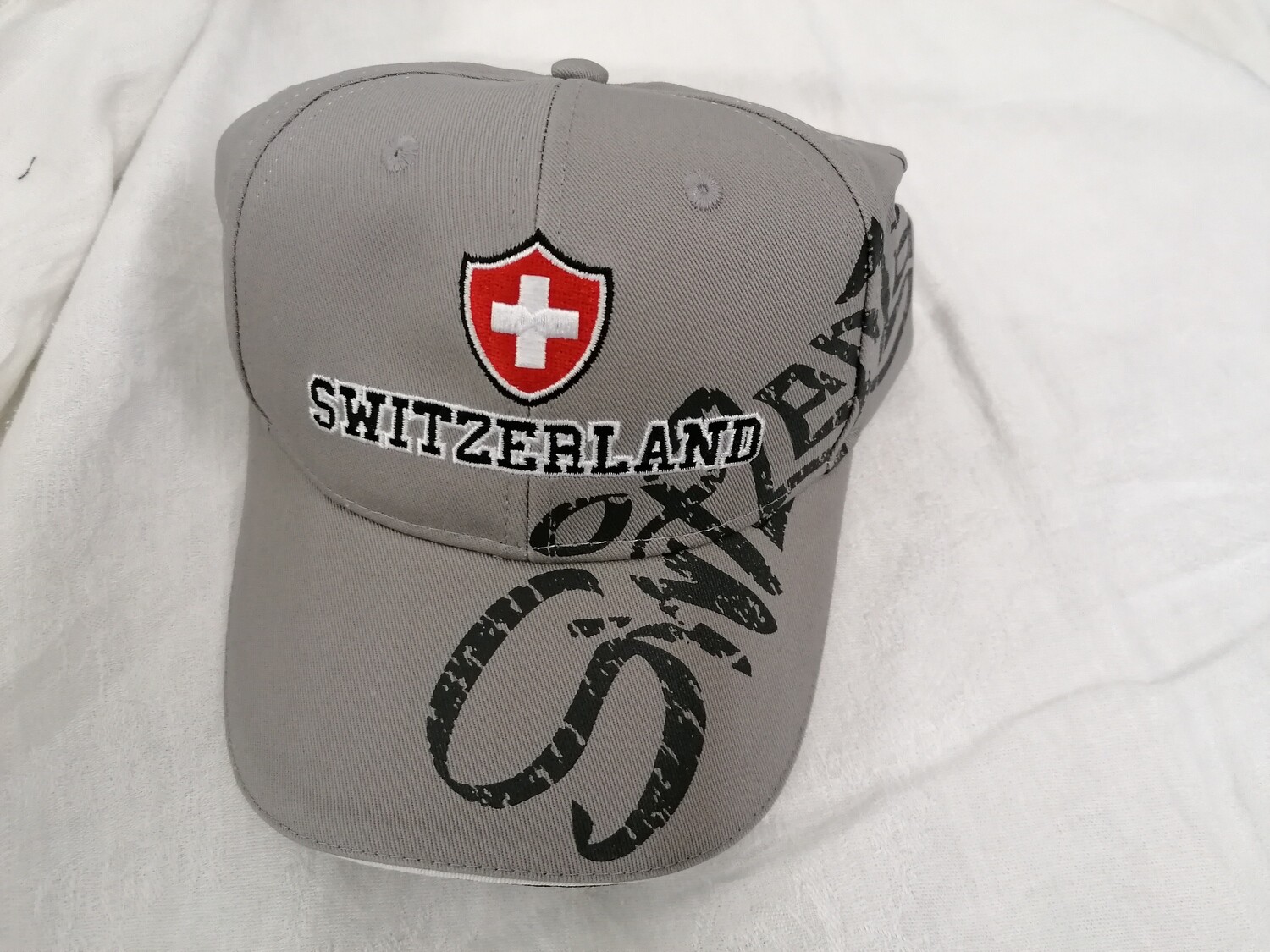 Casquette grise Switzerland avec la croix Suisse
