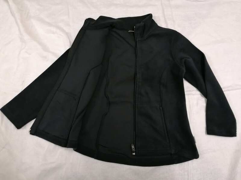 Jaquette en microfibre noir ébène, avec 2 poches à l'avant