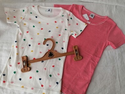 Lot de 2 t-shirt manches courtes Petit Bateau, 1 rayé rouge et blanc, 1 blanc imprimé coeurs multicolores