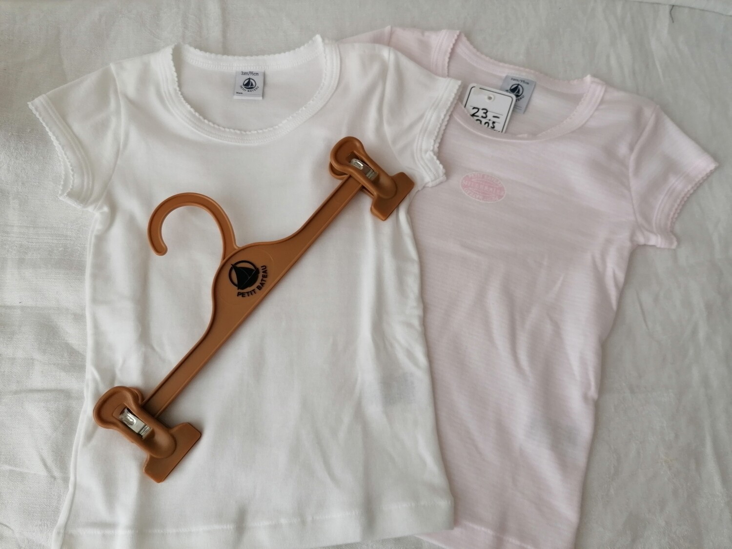 Lot de 2 t-shirt manches courtes Petit Bateau, 1 blanc uni et 1 rayé rose