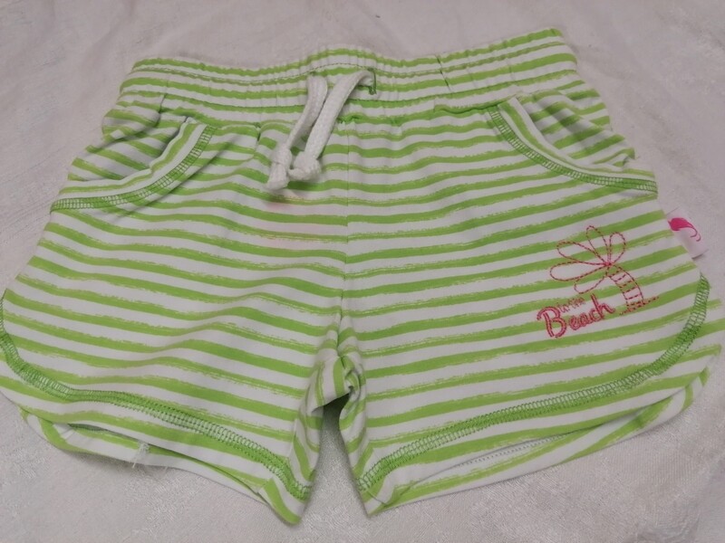 Short rayé vert pomme brodé to the Beach, avec 2 poches à l'avant, taille élastique et ficelle pour serrer