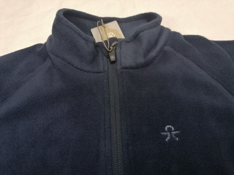 Jaquette en microfibres couleur marine, avec 2 poches à l'avant