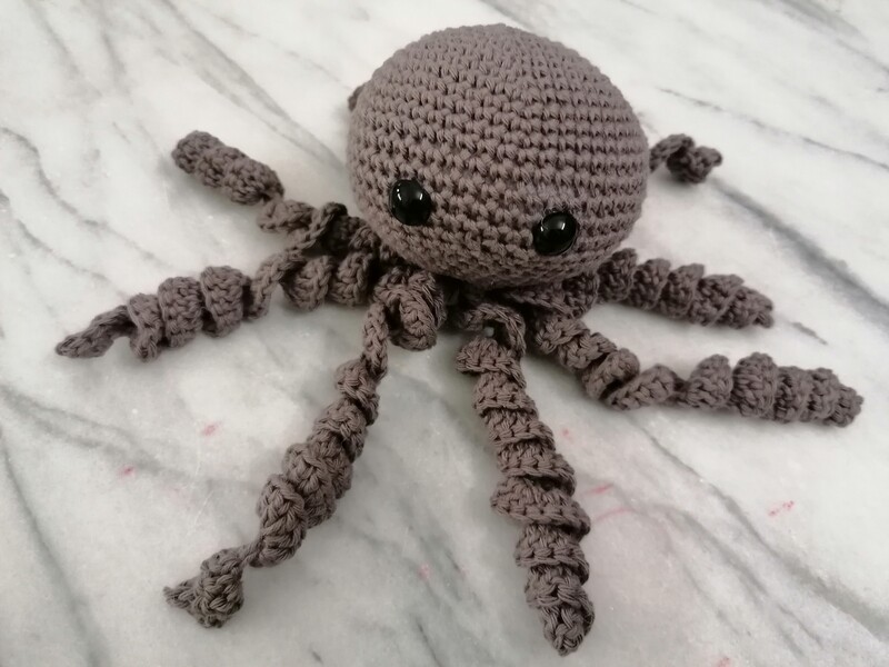 Doudou Pieuvre, couleur brun cèdre, avec hochet, FAIT MAISON!!!