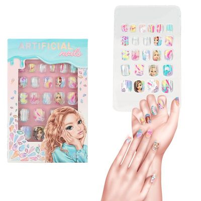 Top Model faux ongles pour un look tendance